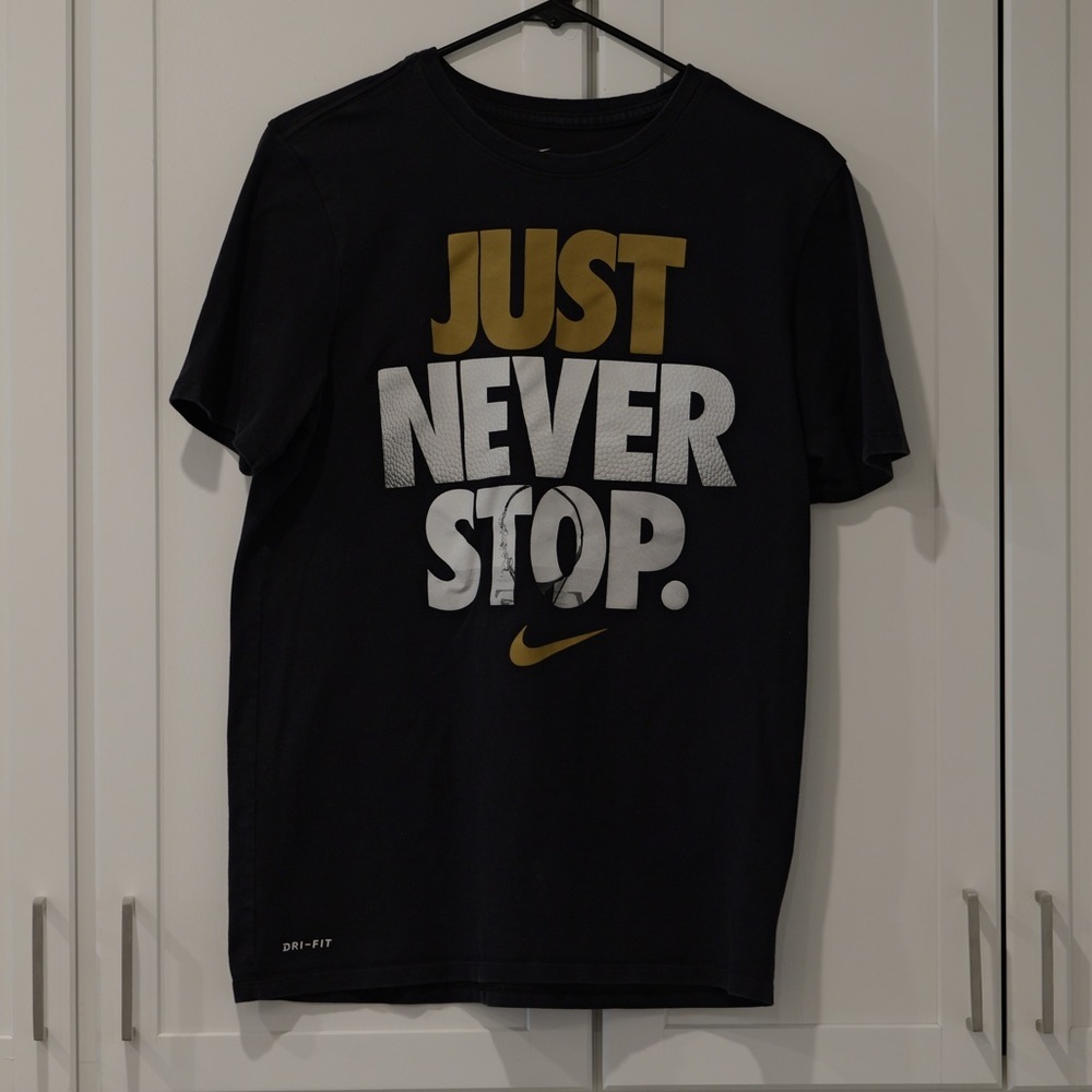 Nike Basketball Graphic Tee Medium​
